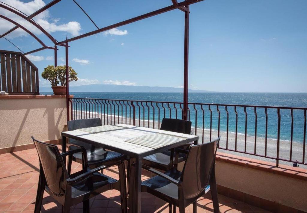 B&B La Sirena Santa Teresa Di Riva Exteriör bild